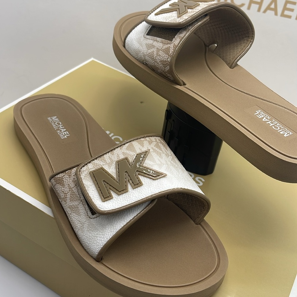 Michael Kors Slide Logo Sandals Palmer Ombré Signature
Husk
NWT - Picture 12 of 16